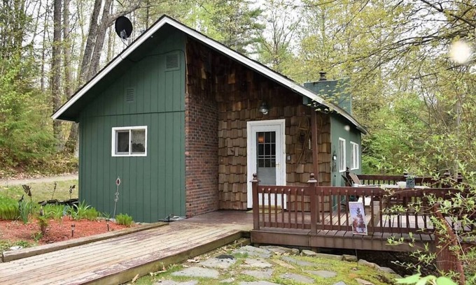Lisbon Casa | Cozy White Mountain Cabin w/ Hot Tub & Fireplace.