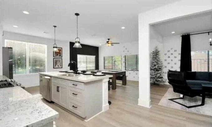 Northside Apartamento | Cozy Winter themed 2bdr Apt near Downtown!