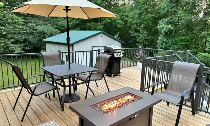 Portage Casa | Cozy Winter Woods Retreat Near Cascade Ski, Wisconsin Dells & Devil’s Lake