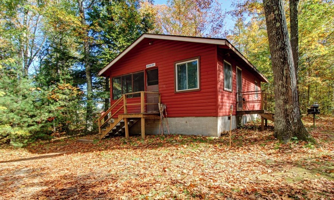 Lac du Flambeau Cabina | Cozy, Wisconsin Northwoods Cabin that is Family & Pet Friendly!