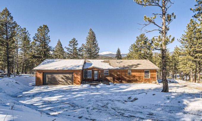 Bailey Casa | NEW! Serene 3BR Cabin by Deer Creek with Hot Tub