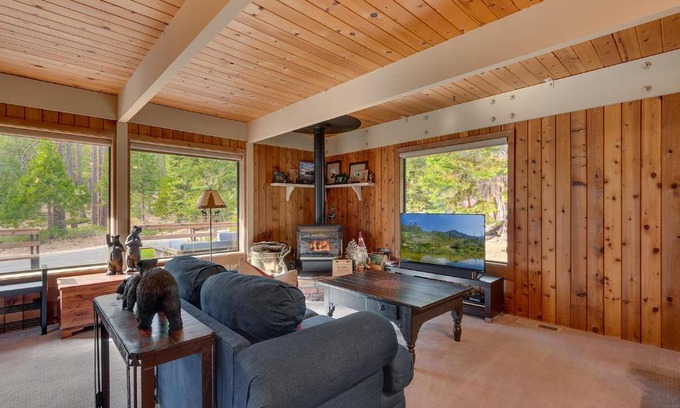 Tahoe City Casa | Cozy Wood Cabin- Updated- Hot Tub- Fireplace- Backs to Forest