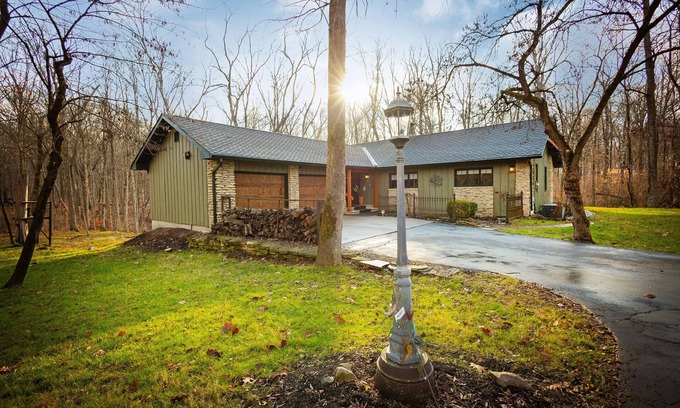Indianapolis Casa | Cozy Wooded Lodge - 15 mins to Indy