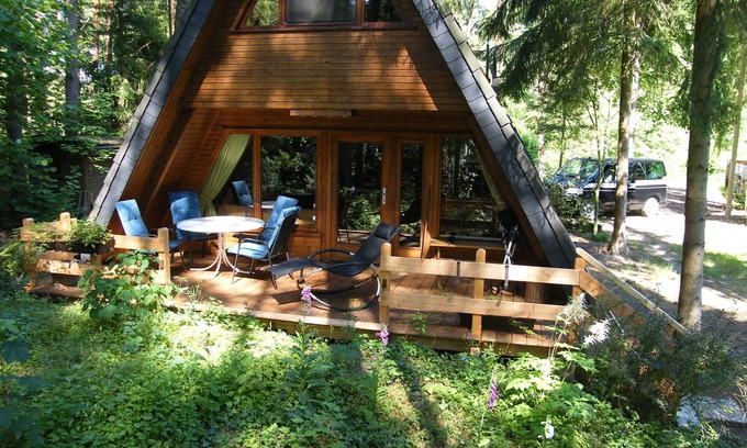 Schwachhausen Casa | acogedora casa de madera en un idílico asentamiento de pinares con aguas de pesca cercanas.