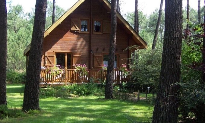Sainte-Helene Casa | Acogedora casa de madera en una zona tranquila del bosque: pura relajación en la naturaleza