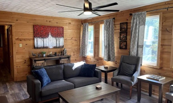 Como Casa | Cozy Woodland Cabin, pet-friendly and fenced in yard.