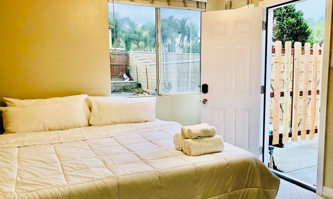 Eastvale Apartamento | Cozy Workstay ✿ Steps away from park