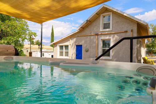 La Verkin Casa | Cozy Zion farmhouse, cool or hot swim spa, fireplace & firepit
