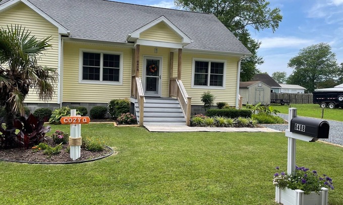 Chincoteague Casa | CoZyQ is a 2-bedroom, 2 full baths cottage in charming Chincoteague Island, VA