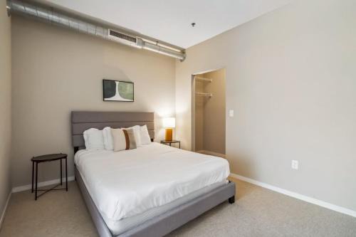 Mill District Apartamento | CozySuites 2BR Mill District with pool, gym #02