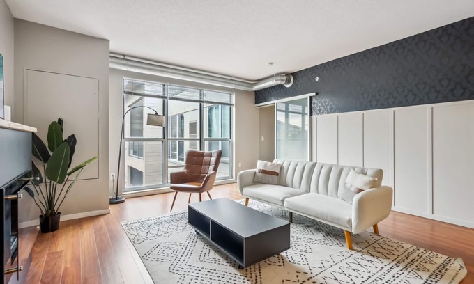 Mill District Apartamento | CozySuites 2BR Mill District with pool, gym # 01