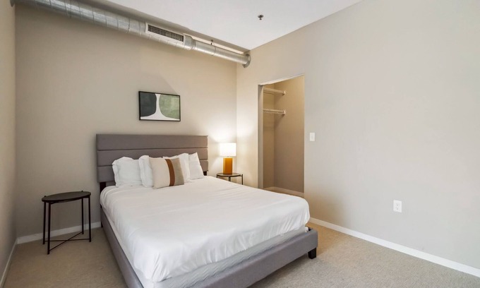 Mill District Apartamento | CozySuites 2BR Mill District with pool, gym #02
