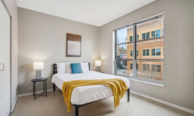 Mill District Apartamento | CozySuites 2BR Mill District with pool, gym #04