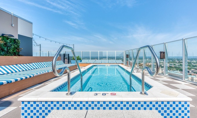 Old Louisville Apartamento | Cozysuites 800 Tower 1BR w sky Pool gym 12