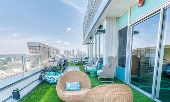 Old Louisville Apartamento | Cozysuites 800 Tower 1BR w sky Pool gym 17