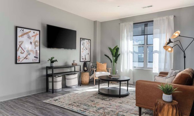 Central Business District Apartamento | CozySuites at the Banks gym, pool 02