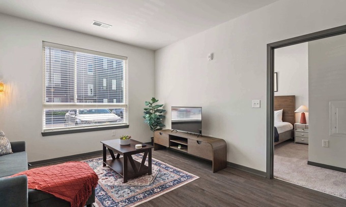 Indianapolis Apartamento | CozySuites Ayr | parking, pool, gym #01