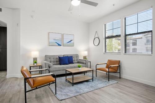 Glendale Sports and Entertainment District Apartamento | CozySuites Glendale by the stadium with pool 12