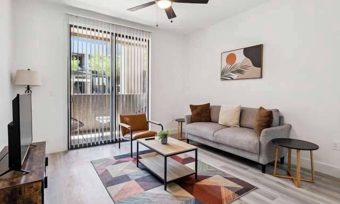Glendale Sports and Entertainment District Apartamento | CozySuites Glendale - Westgate w pool! 18