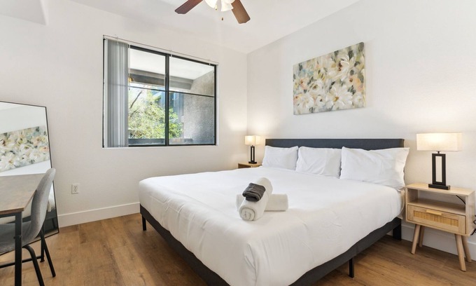Glendale Sports and Entertainment District Apartamento | CozySuites Glendale - Westgate with pool! 12