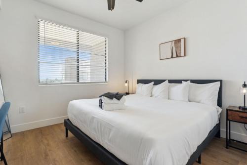 Glendale Sports and Entertainment District Apartamento | CozySuites Glendale - Westgate with pool 05