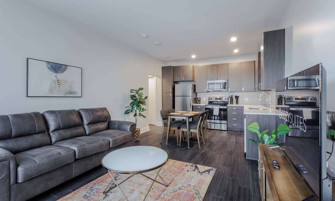 Central Business District Apartamento | Cozysuites l Luxe 2BR in Downtown Cincinnati #4