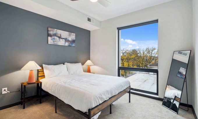 Lockerbie Square Apartamento | CozySuites Mass w/parking, lounge & roof deck #41