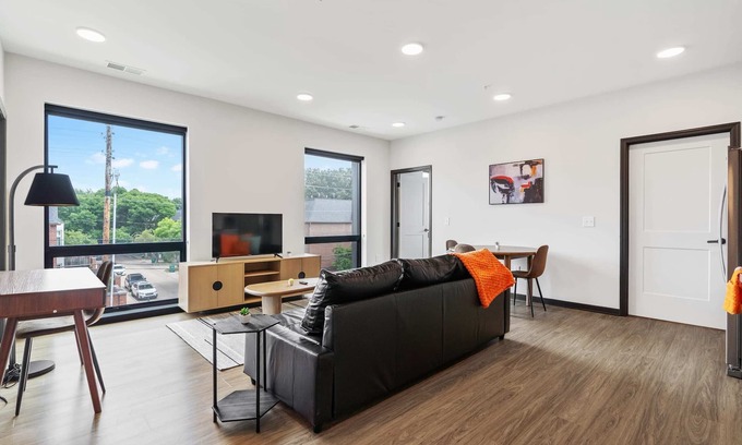 Lockerbie Square Apartamento | CozySuites Mass with parking, lounge and roof deck 10