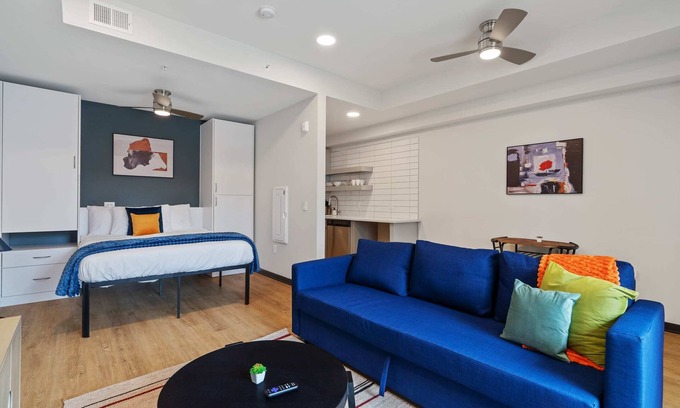 Lockerbie Square Apartamento | CozySuites Mass with parking, lounge and roof deck 16