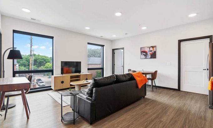 Lockerbie Square Apartamento | CozySuites Mass with parking, lounge and roof deck 20