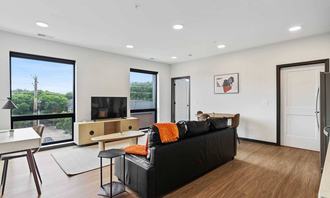 Lockerbie Square Apartamento | CozySuites Mass with parking, lounge and roof deck 21