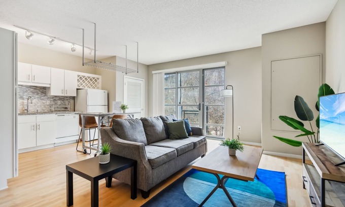 Mill District Apartamento | CozySuites Mill District with pool, gym #05