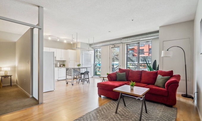 Mill District Apartamento | CozySuites Mill District with pool, gym #07