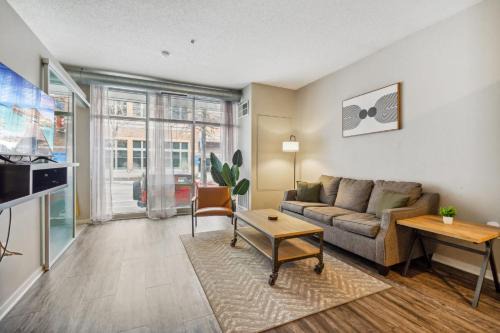 Mill District Apartamento | CozySuites Mill District with pool, gym #02