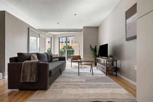 Mill District Apartamento | CozySuites Mill District with pool gym #12