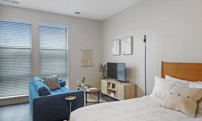 Lower Lawrenceville Apartamento | CozySuites Modern SDO, Lawrenceville