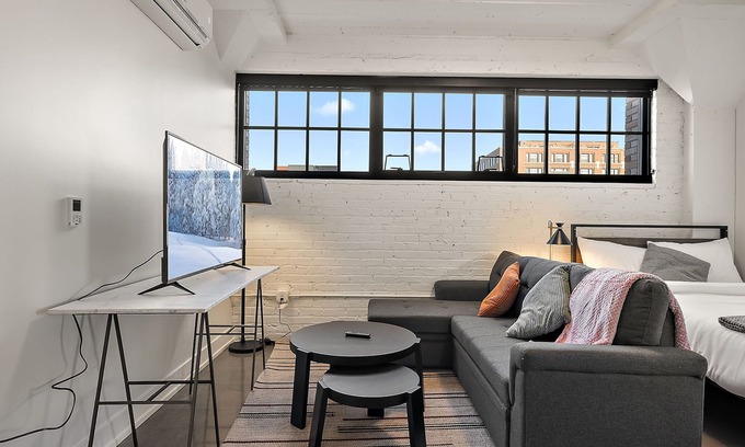 Warehouse District Apartamento | CozySuites NLG - Modern studio condo #28