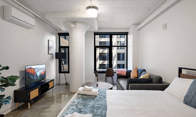 Warehouse District Apartamento | CozySuites NLG - Modern studio condo #18