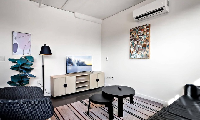 Warehouse District Apartamento | CozySuites NLG - Modern 2BR condo #25