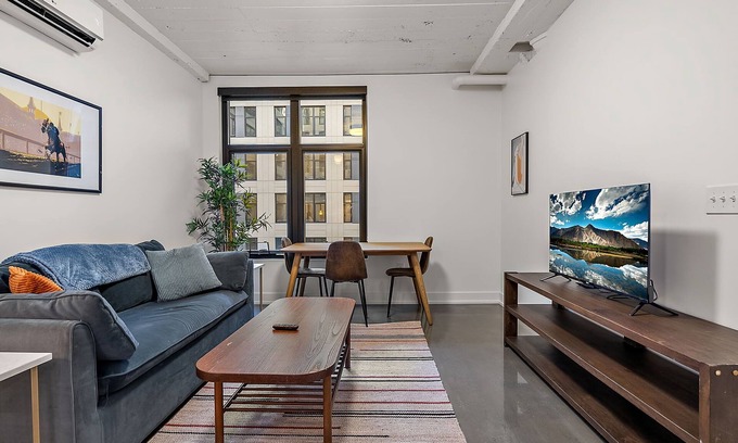 Warehouse District Apartamento | CozySuites NLG w/ pool, bowling alley, sauna #24