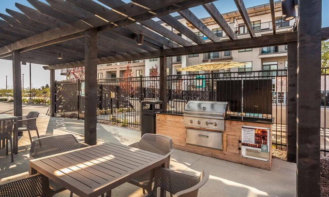 Indianapolis Apartamento | CozySuites Nora 3BR near Fashion Mall