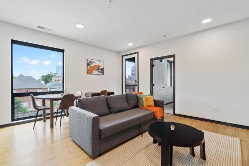 Lockerbie Square Apartamento | CozySuites on Mass with garage parking #5