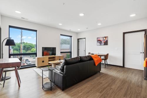 Lockerbie Square Apartamento | CozySuites on Mass with garage parking #10