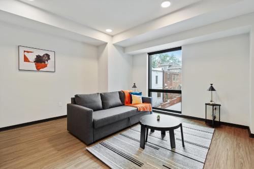 Lockerbie Square Apartamento | CozySuites on Mass with garage parking #17
