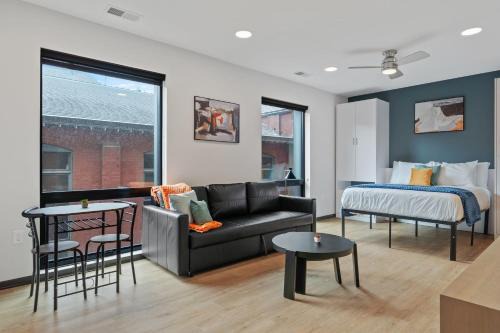 Lockerbie Square Apartamento | CozySuites on Mass with garage parking #18
