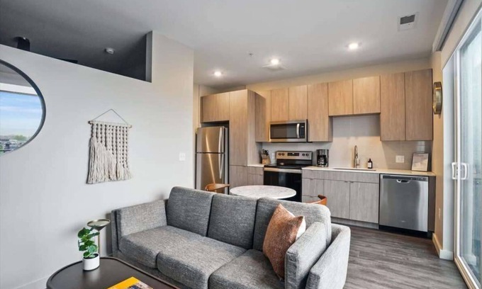 Lower Lawrenceville Apartamento | CozySuites Roomy 1BR, Lawrenceville