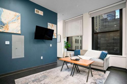 Cultural District Apartamento | CozySuites Stunning 1BR in Downtown Pitts 35
