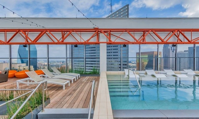 Downtown Dallas Apartamento | CozySuites | TWO Classy 2BR Condo on Elm St.