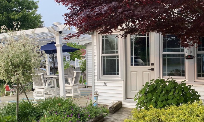 Ashtabula Cabaña | CoZzzy Family Cottage on Lake Erie with Crib & Bunks!
