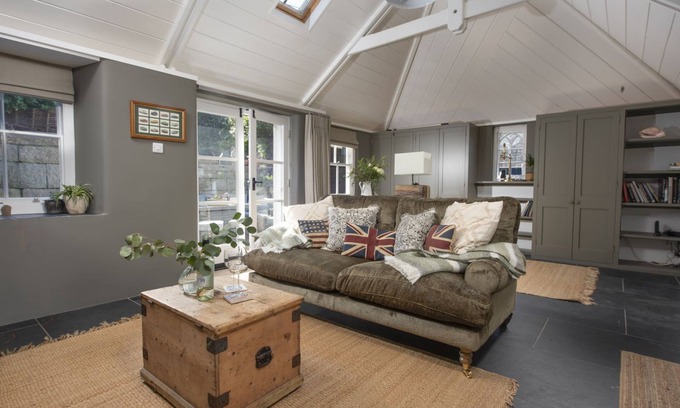 Mousehole Cabaña | Crab Cottage - a cottage that sleeps 2 guests in 1 bedroom